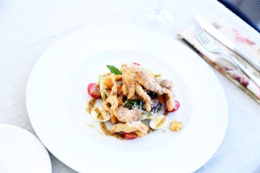 Sezar salatası beyaz tabakta yakın çekim