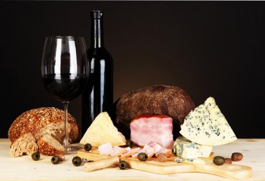 enfes natürmort şarap, peynir ve et ürünleri