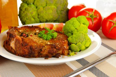 kızarmış et plaka üzerinde beyaz izole parçası