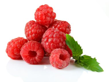 Olgun tatlı ahududu üzerinde beyaz izole