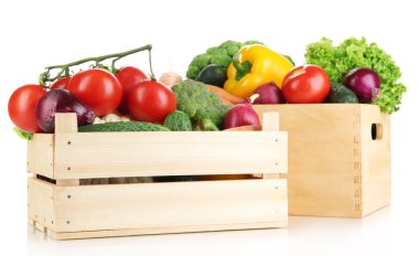 beyaz zemin üzerine ahşap kutular içinde taze sebze