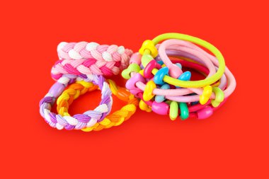 scrunchies turuncu zemin üzerine