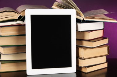 Tablet ve parlak zemin üzerine kitaplar