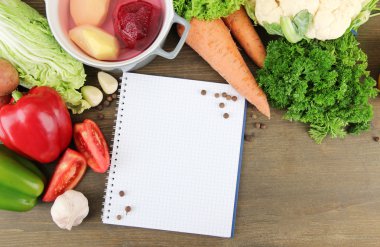 taze sebze ve baharat ve kağıt, tahta arka plan ile ilgili notlar