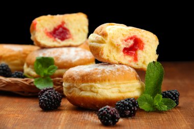 ahşap masa üzerinde meyveleri ile lezzetli börekler