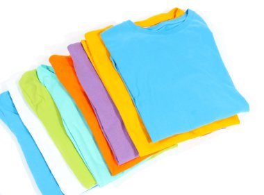 düzgünce katlanmış gömlek üzerine beyaz izole