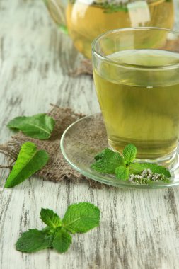 çaydanlık ve ahşap masa çiçekleri taze nane ile bitkisel çay