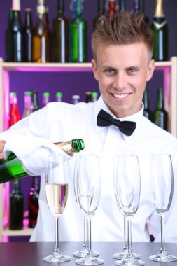 Barmen şampanya gözlük içine yağıyor