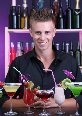 yakışıklı ile farklı kokteyller kokteyl bar, barmen portresi