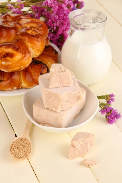 pasta üzerinde ahşap masa yakın çekim ile kuru maya