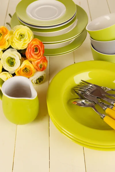 Muchos platos hermosos en primer plano de mesa de madera — Foto de Stock