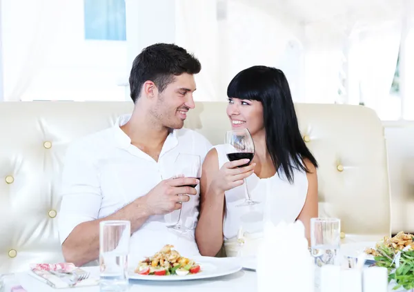 美丽的夫妇在餐厅共进浪漫晚餐 — 图库照片