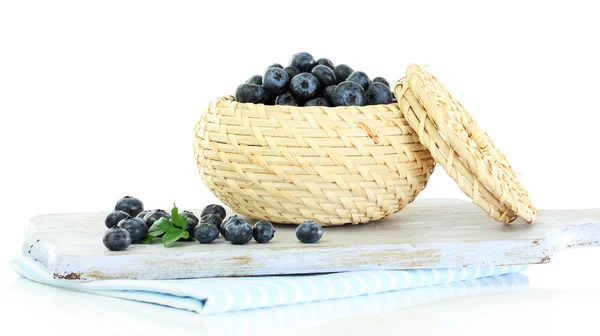 Bleuets dans un panier en bois à bord sur une serviette isolée sur blanc — Photo