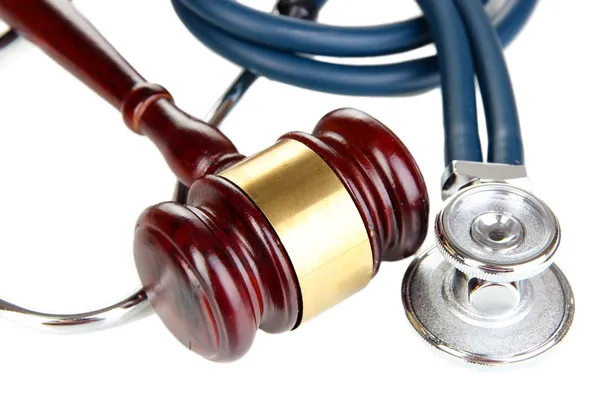 Concepto de ley de medicina. Martillo y estetoscopio aislados en blanco —  Fotos de Stock