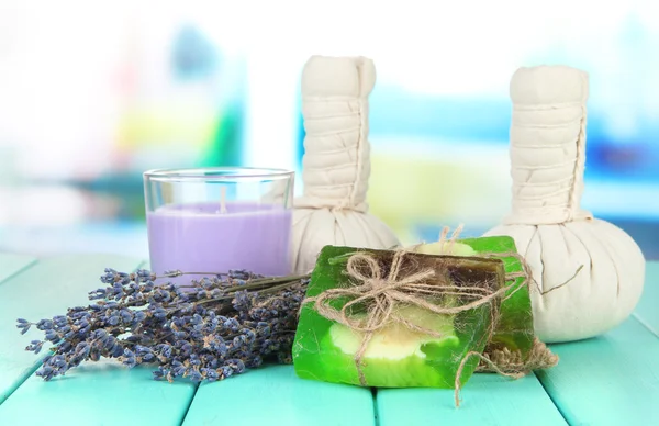 Bodegón con vela de lavanda, jabón, bolas de masaje, jabón y lavanda fresca, sobre fondo brillante — Foto de Stock