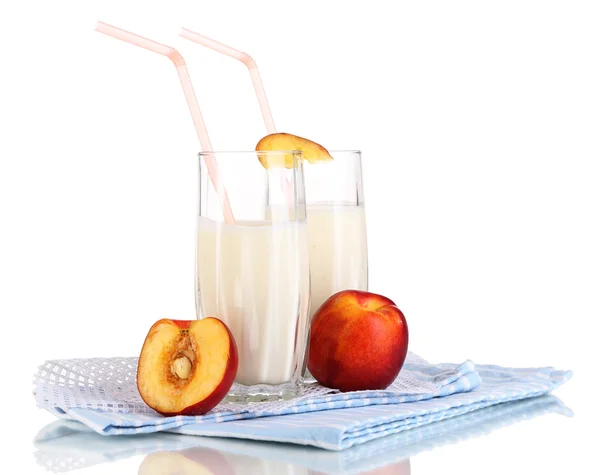 Leckere Milchshakes mit Pfirsich isoliert auf Weiß — Stockfoto