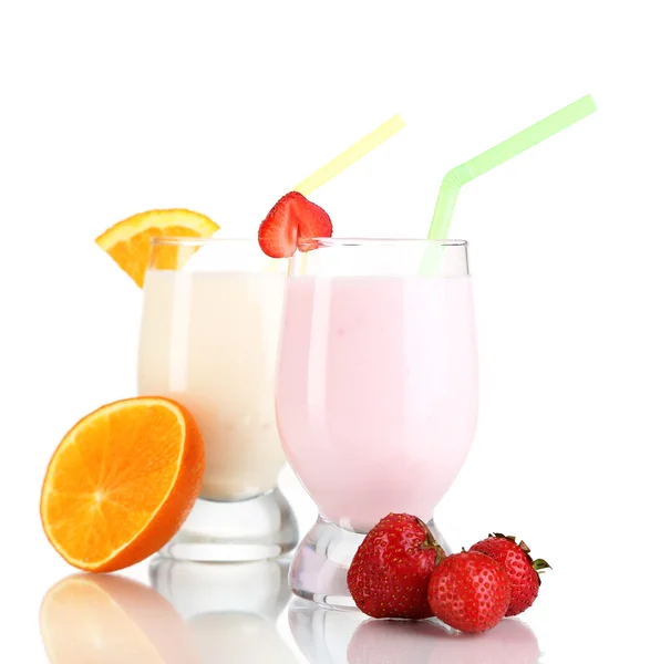 Délicieux milk shakes à l'orange et fraises isolés sur blanc — Photo