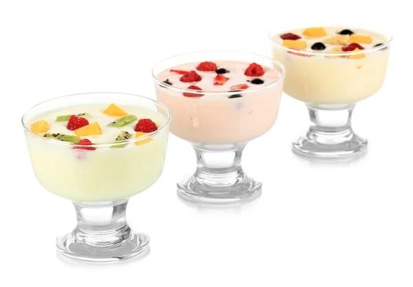 Heerlijke yoghurt met fruit geïsoleerd op wit — Stockfoto