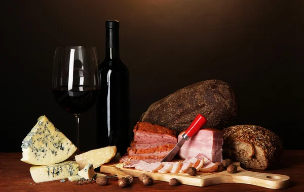 Squisita natura morta di vino, formaggi e prodotti a base di carne — Foto Stock