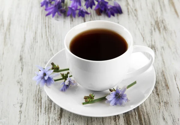 Šálek čaje s čekankou, na dřevěné pozadí — Stock fotografie