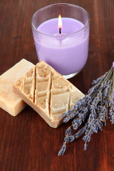 Vela de lavanda con lavanda fresca, jabón sobre fondo de madera — Foto de Stock