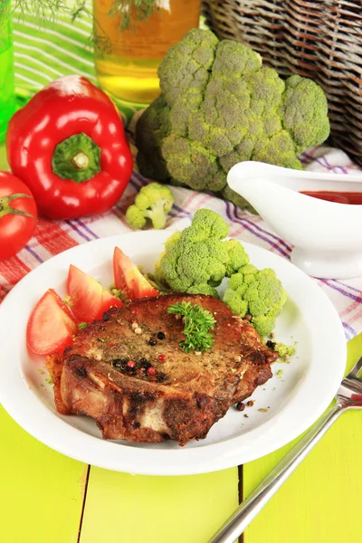 Piece of fried meat on plate on wooden table close-up — Stock Photo, Image