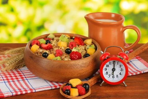 Farina d'avena con frutta sul tavolo su sfondo brillante — Foto Stock