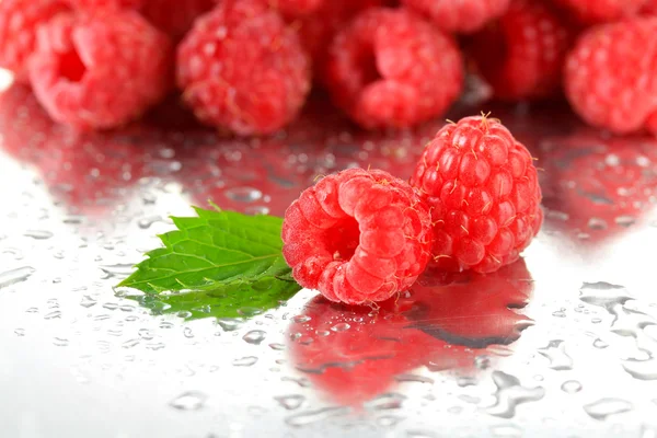 Reife süße Himbeeren mit Tropfen, Nahaufnahme — Stockfoto