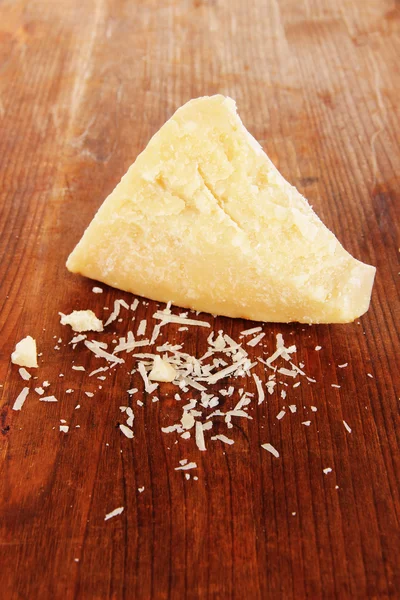 Шматок сиру Пармезан на дерев'яному столі крупним планом — стокове фото