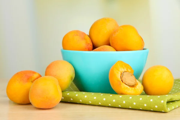 Fresh natural apricot in bowl on table in kitchen — Stock Photo, Image