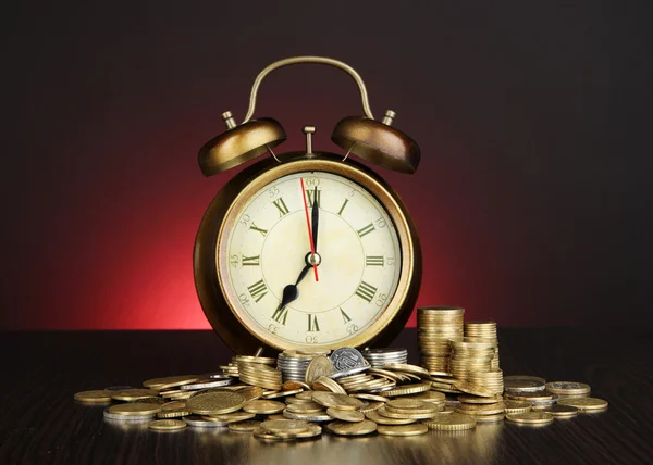 antika saat ve sikkeler üzerinde koyu renk arka plan üzerinde ahşap tablo