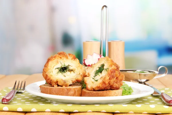 Pollo Kiev su crostini con purè di patate, su tavolo di legno, su sfondo luminoso — Foto Stock