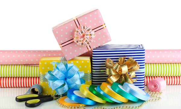 Materiales y accesorios para envolver regalos con regalos navideños aislados en blanco —  Fotos de Stock