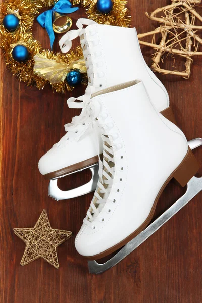 Figure skates on table close-up — Stockfoto