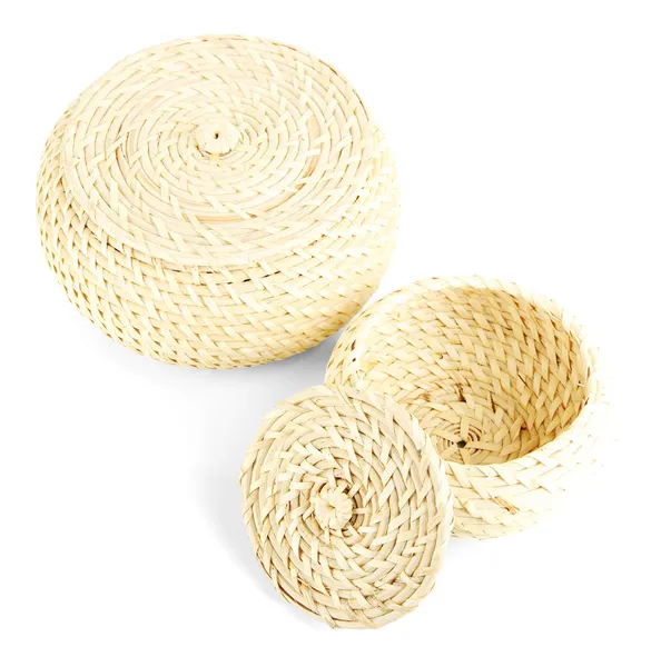 Два плетені кошики з обкладинками, ізольовані на білому — стокове фото