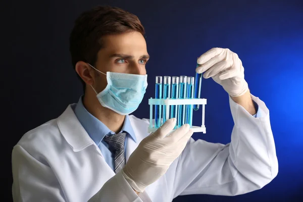 Joven científico de laboratorio trabajando en laboratorio —  Fotos de Stock