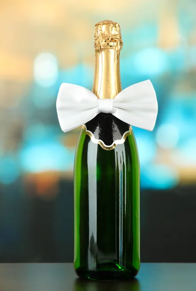 明るい背景上のシャンパンのボトルに白色の蝶ネクタイ — ストック写真