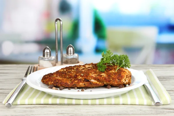 Filetti di pollo arrosto su piatto bianco su sfondo brillante — Foto Stock