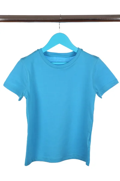 T-shirt colorata su appendiabiti isolato su bianco — Foto Stock