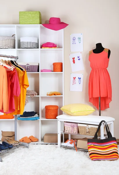 Mulheres guarda-roupa em cores ensolaradas — Fotografia de Stock