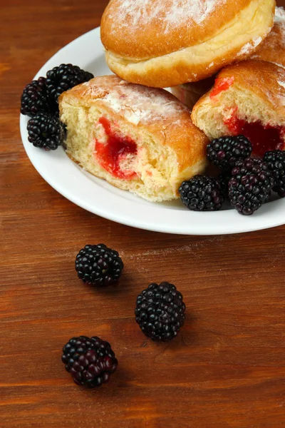 ahşap masa üzerinde meyveleri ile lezzetli börekler