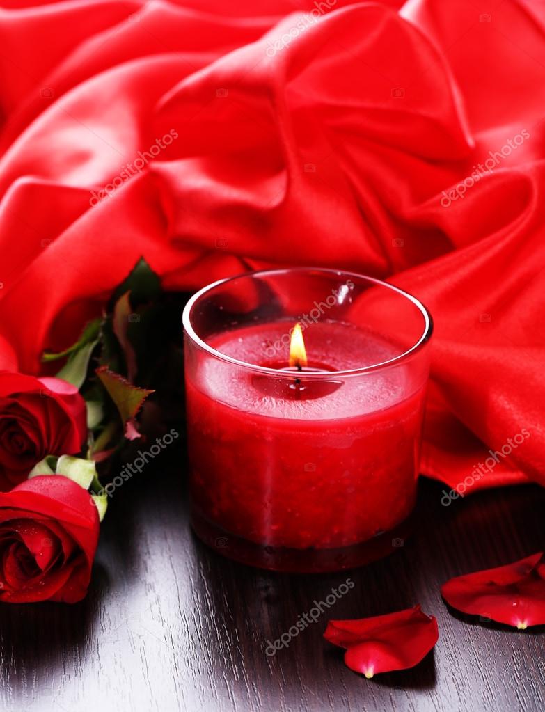 Belle bougie rouge romantique avec des fleurs et du tissu de soie, gros  plan image libre de droit par belchonock © #30008415