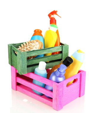 kozmetik ürünleri üzerinde beyaz izole ahşap kutular