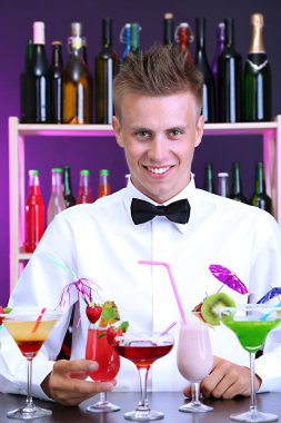 yakışıklı ile farklı kokteyller kokteyl bar, barmen portresi