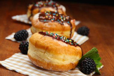 çikolata ve çilek ahşap tablo ile lezzetli börekler