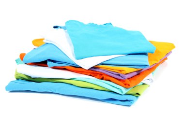 düzgünce katlanmış gömlek üzerine beyaz izole