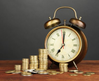 antika saat ve sikkeler üzerinde siyah arka plan üzerine ahşap tablo