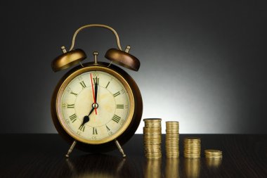 antika saat ve sikkeler üzerinde siyah arka plan üzerine ahşap tablo