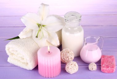 ahşap masa yakın çekim yapma lily ile güzel bir spa ayarı