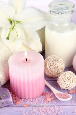 ahşap masa yakın çekim yapma lily ile güzel bir spa ayarı